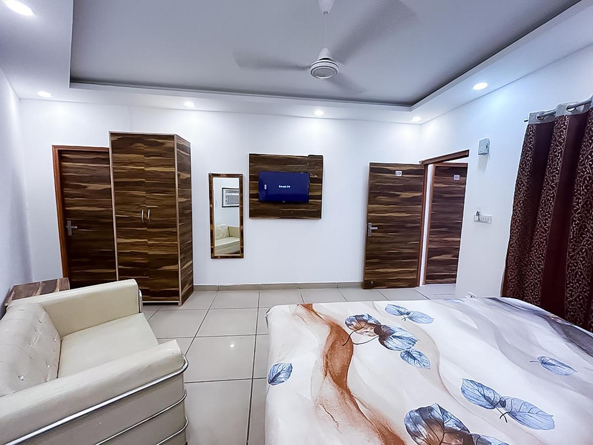Deluxe Room Sec 132 Near Paras Mall 노이다 외부 사진